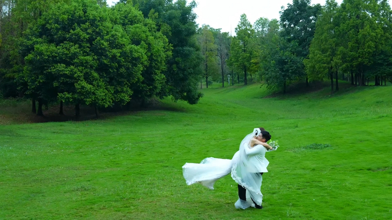 Groom trips carrying bride during wedding photoshoot in Sichuan