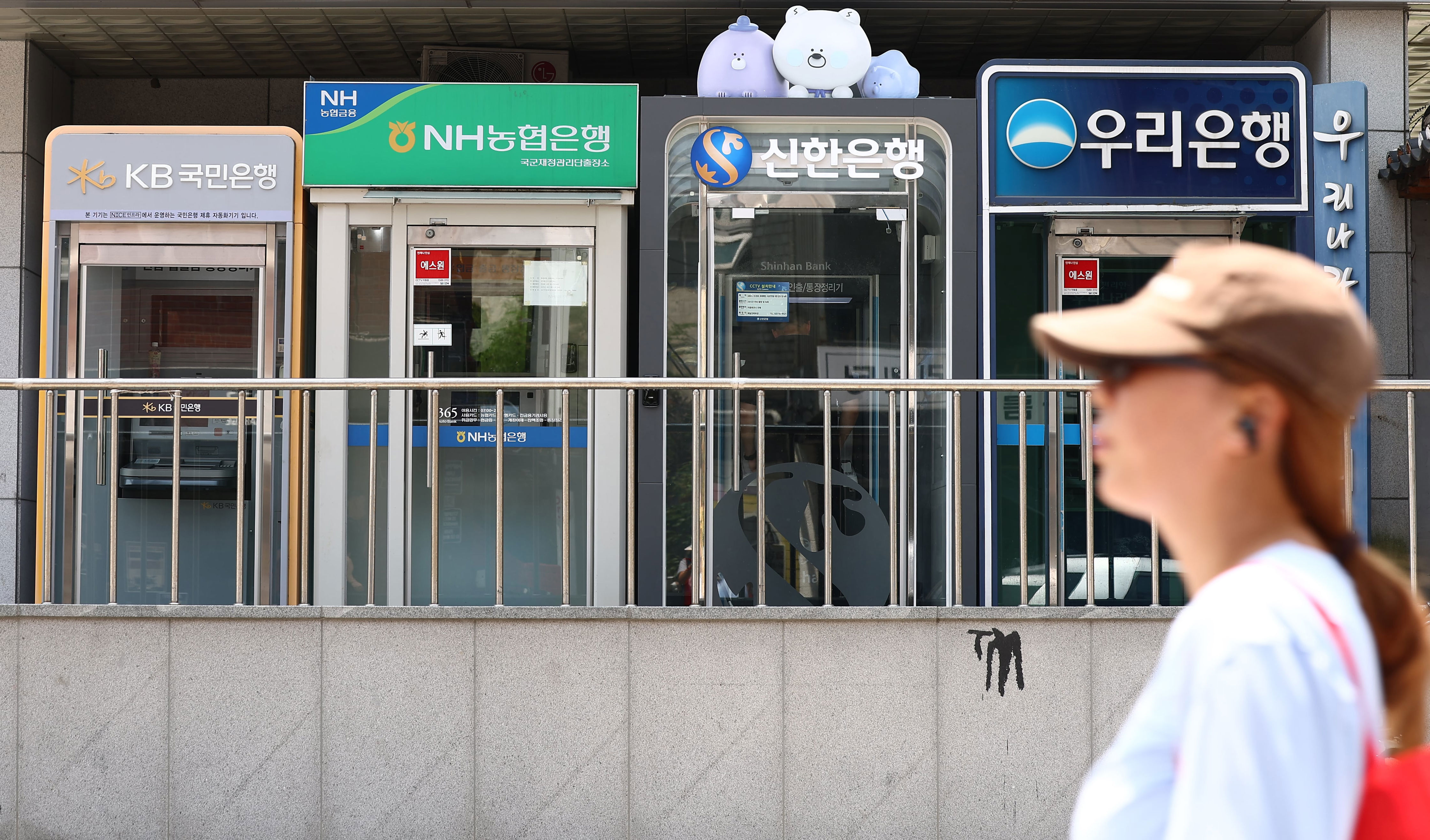 Negative account loan balances surge 6 trillion won