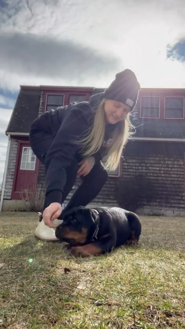 Adorable rottweiler moment that wins everyone over