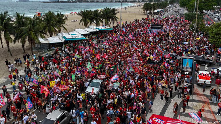 Partidarios del presidente de Brasil, Luiz Inácio Lula da Silva, asisten a un mitin en la playa de Copacabana, Río de Janeiro. (13.09.2026)