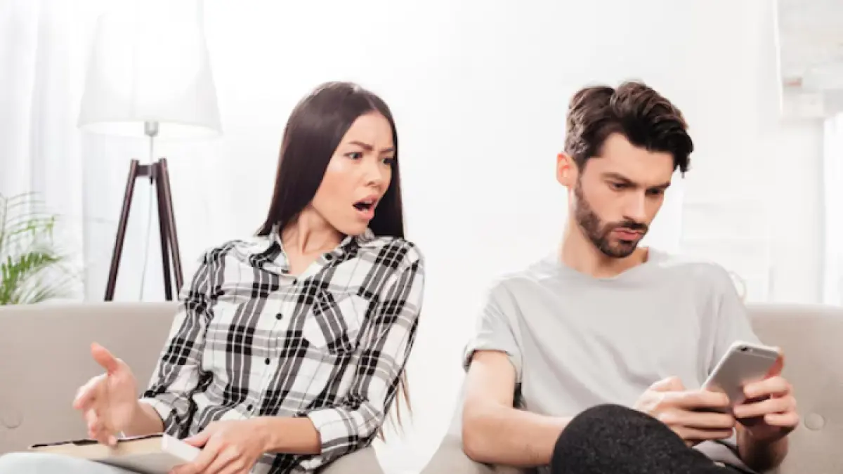 6 alasan ancaman perselingkuhan online dapat memicu rasa cemburu tinggi menurut psikologi 6 alasan ancaman perselingkuhan online dapat memicu rasa cemburu tinggi menurut psikologi