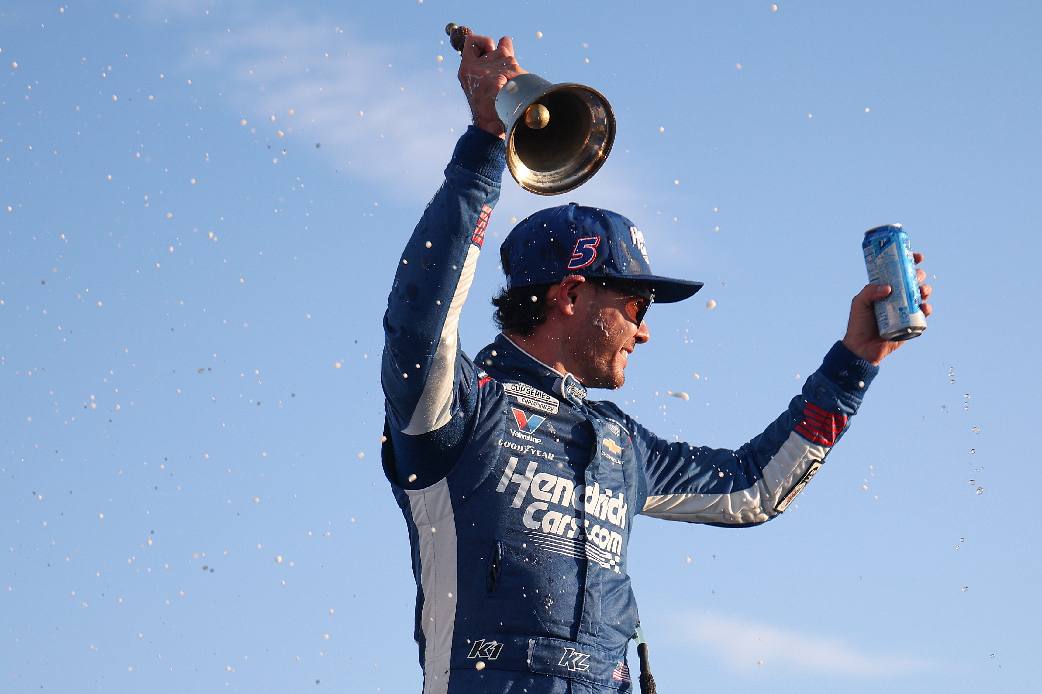 Kyle Larson wins chaotic NASCAR race at Gateway, ending winless streak