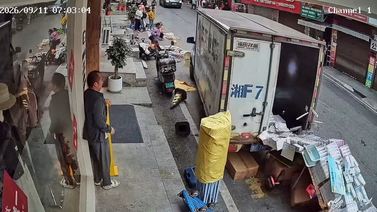 Runaway truck hits street vendors in Yueyang, China