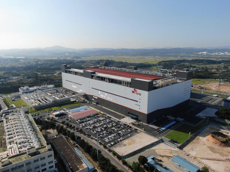Semiconductor jobs rise 15% as new hiring drops 22%