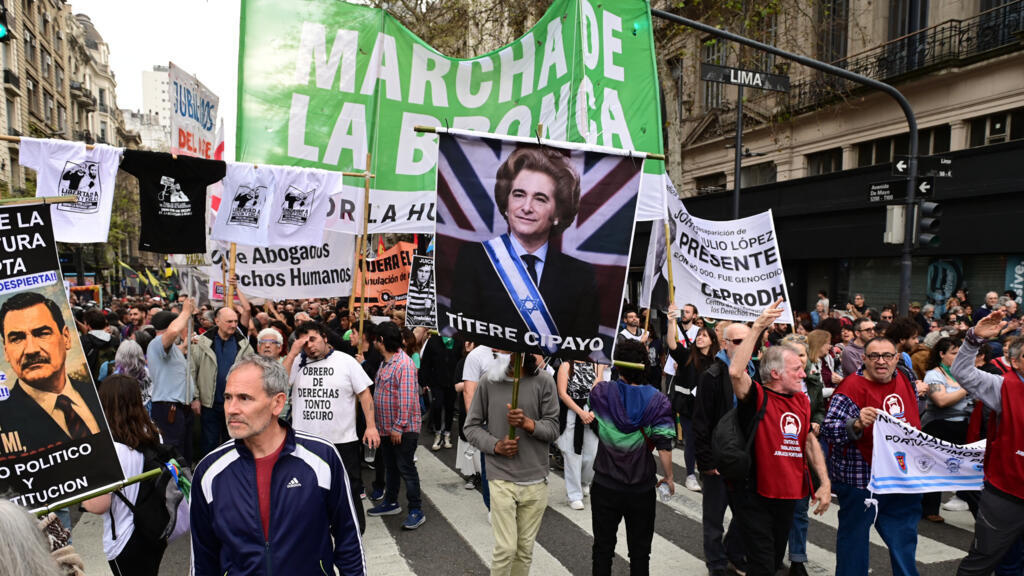 «Marcha de la bronca» en Buenos Aires contra el plan económico de Milei