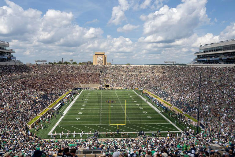 Notre Dame fans urged to stay in stadium as active shooter nearby ...