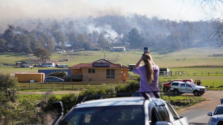 Multiple bushfire alerts in Tasmania as winds make blazes difficult to ...