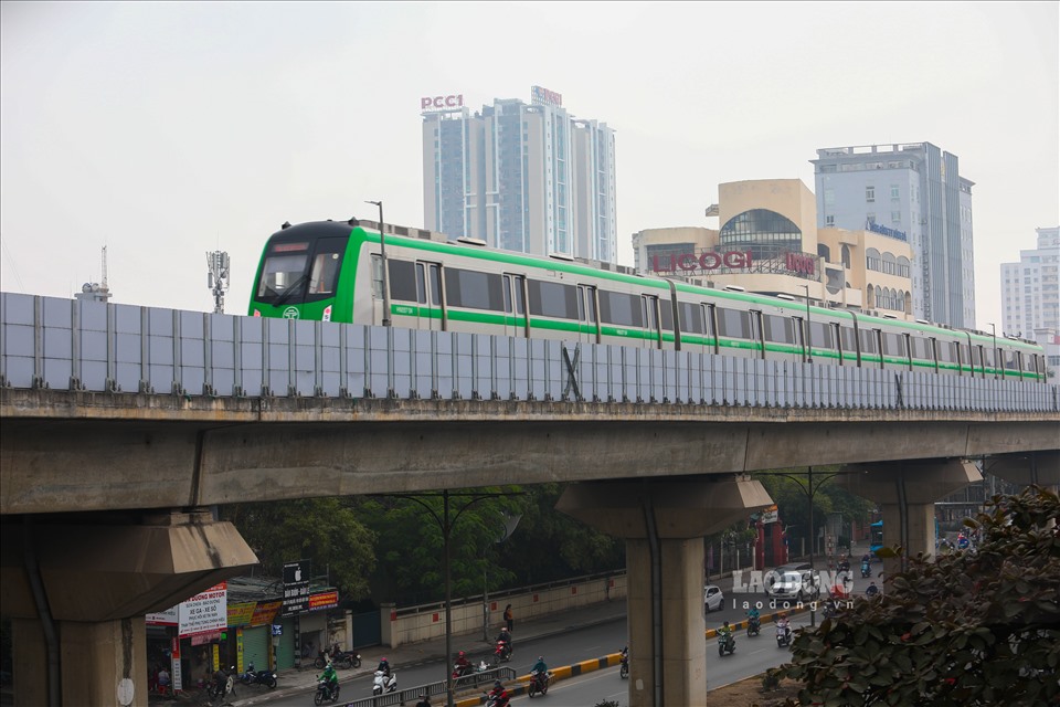 Nhân viên nhà ga metro Cát Linh - Hà Đông kịp thời đưa nam sinh đi cấp cứu