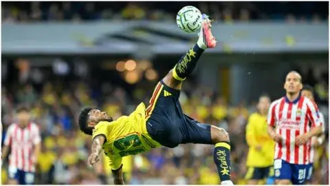 ¡Una chilena para la historia! Cristian Borja firma una obra de arte en el Clásico Nacional entre América y Chivas