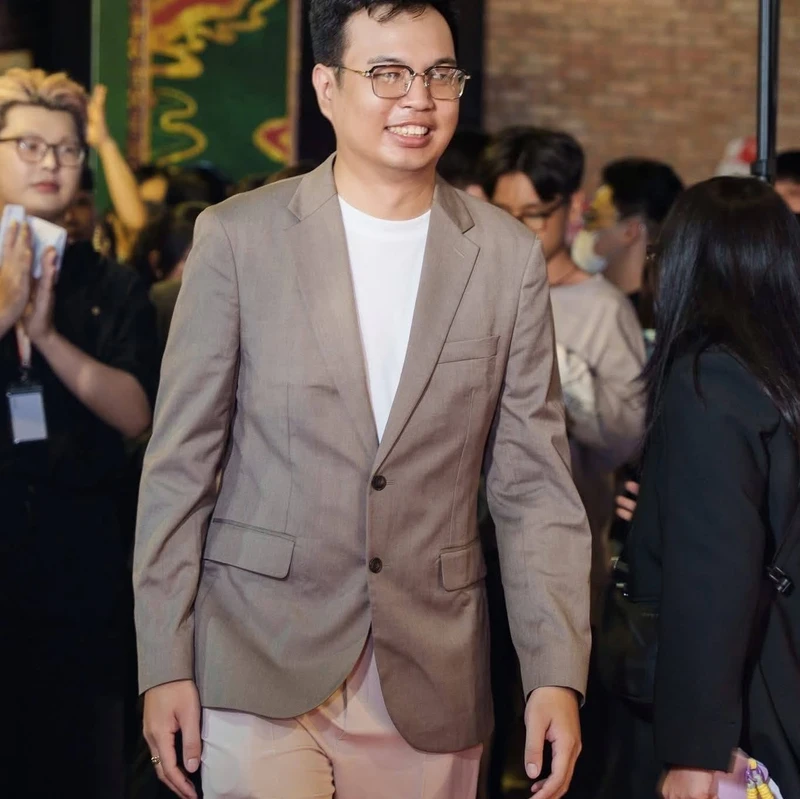 Phim chưa kịp bán vé, đạo diễn đã hai lần xin lỗi