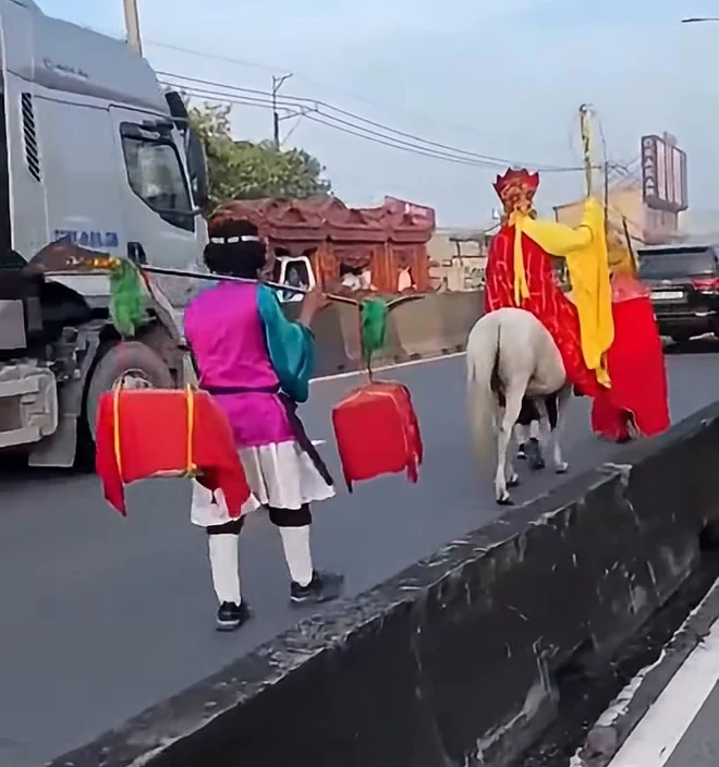 Xác minh clip '4 thầy trò Đường Tăng' cưỡi ngựa, đi bộ vào làn ô tô đường Phan Văn Khải