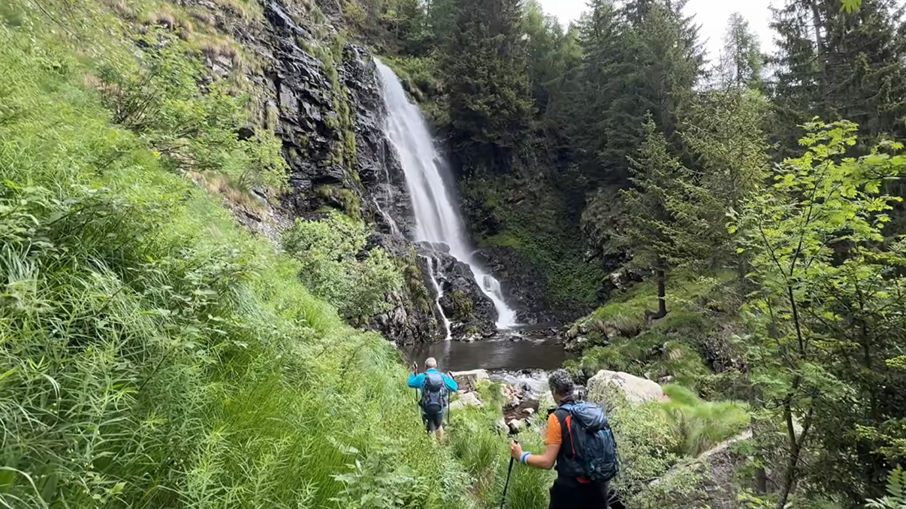Alla scoperta di cascate nascoste e cime di montagna durante un ...