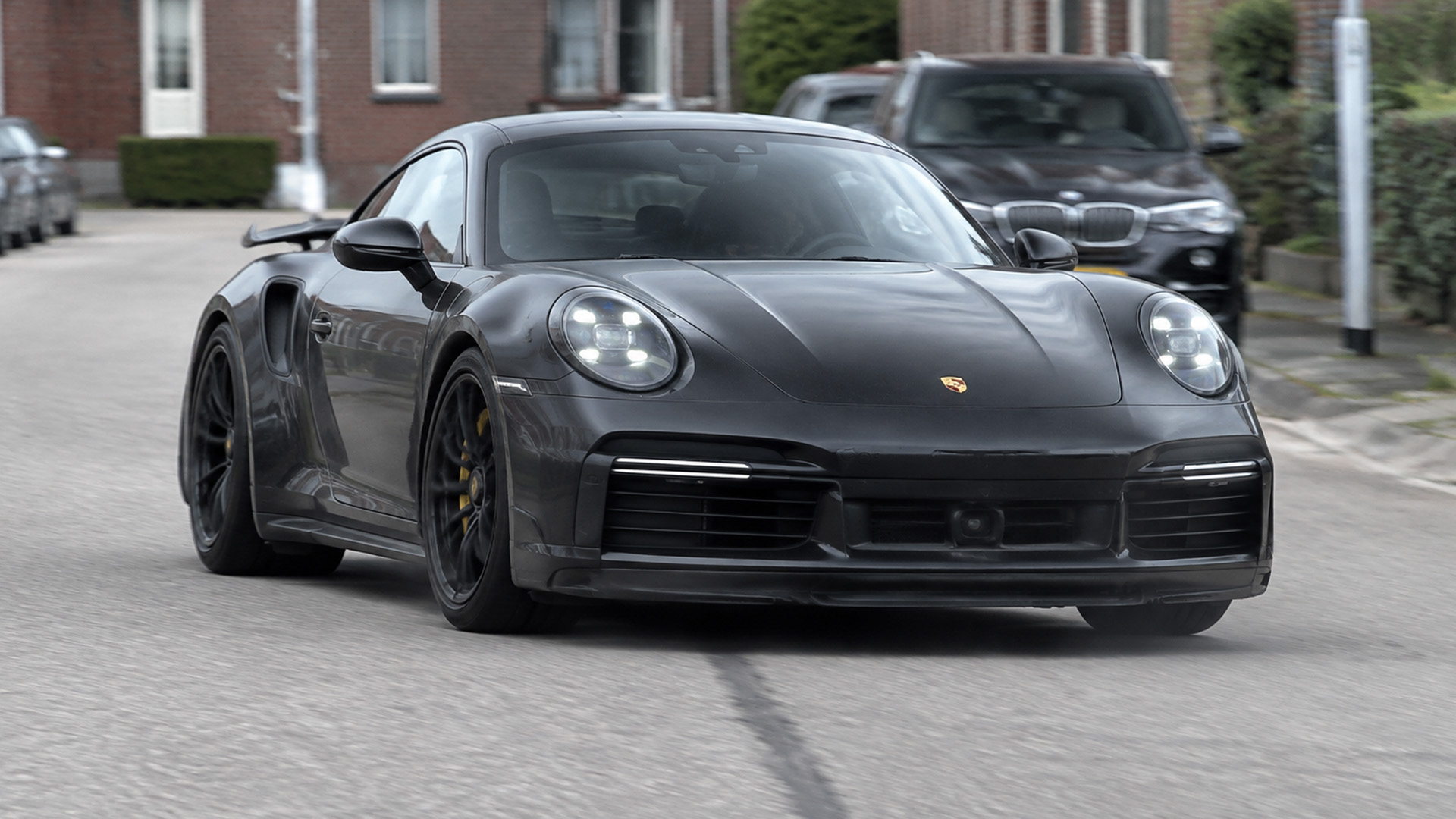Porsche 911 Turbo S mostra sua presença nas ruas