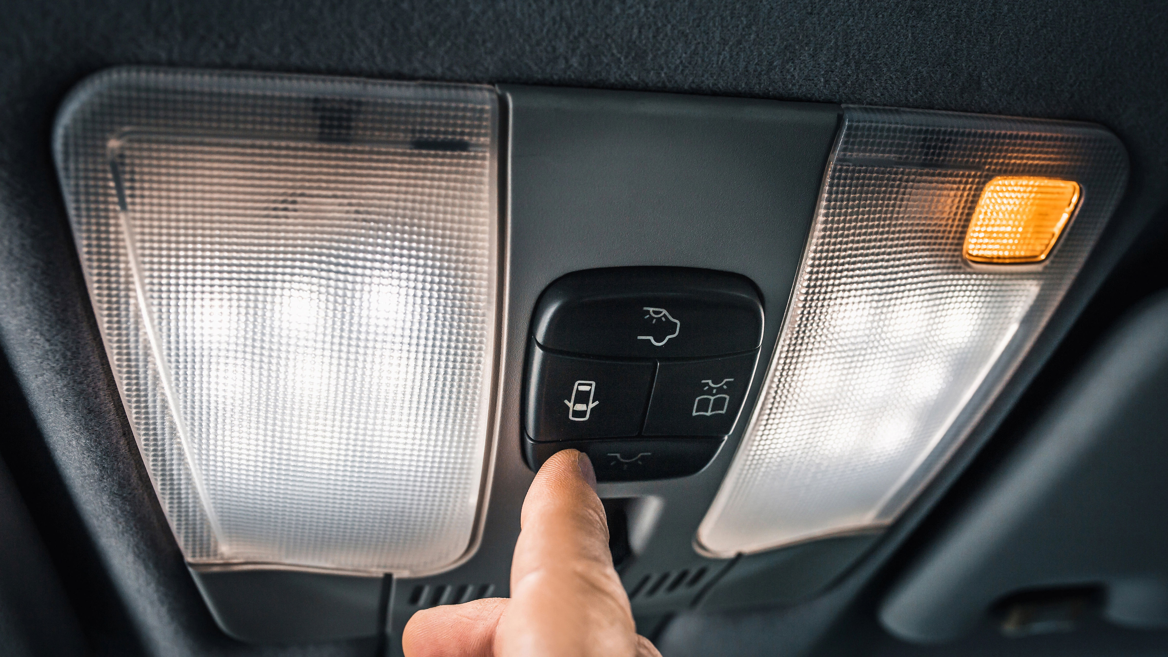 Is leaving a car's interior light on illegal?