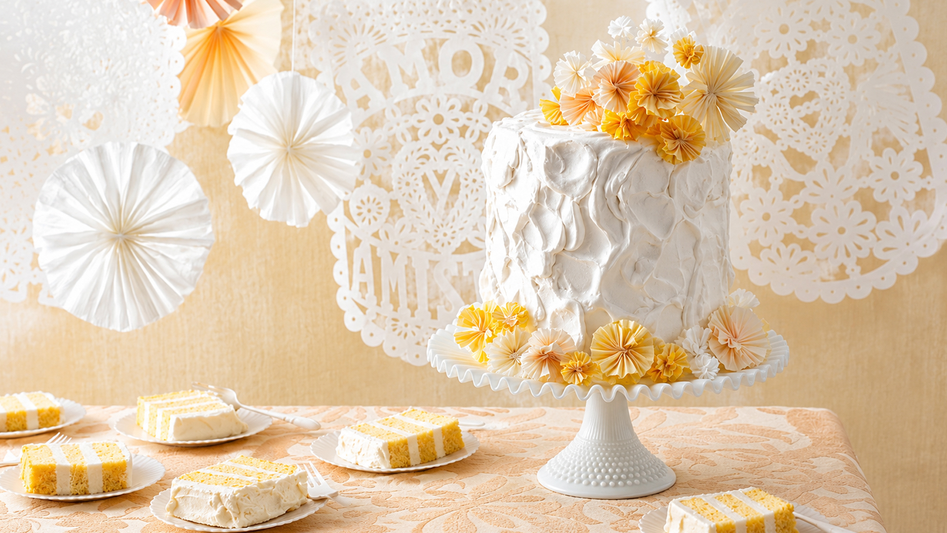 The DIY wedding flower idea that adds a handmade touch to cakes
