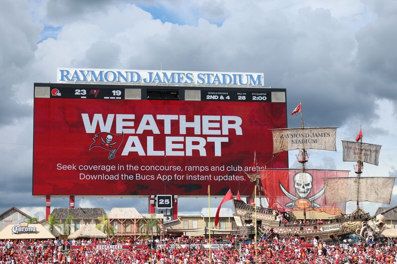 Lightning suspends Bucs-Browns at 2-minute warning