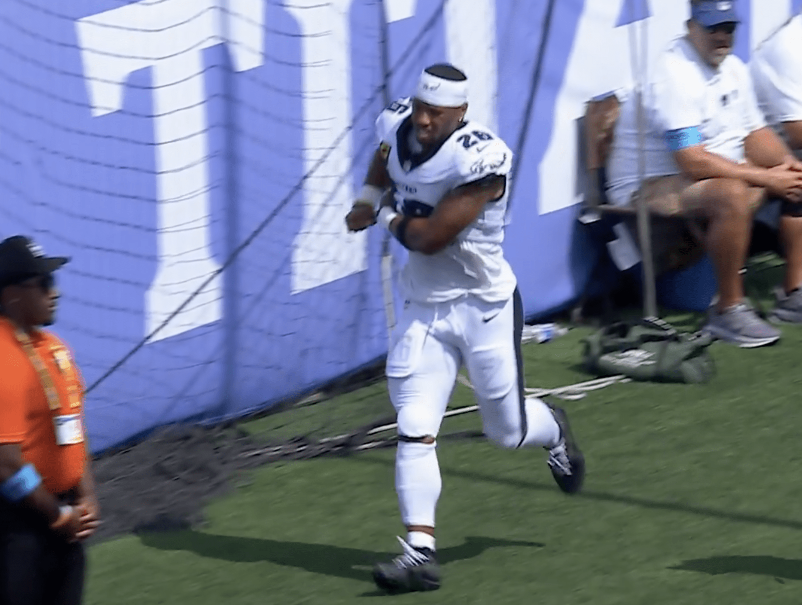 Saquon Barkley injury: Eagles star goes to locker room with arm injury