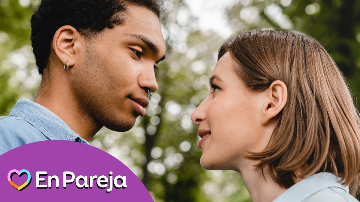Does she like you? 5 signs a woman may be interested