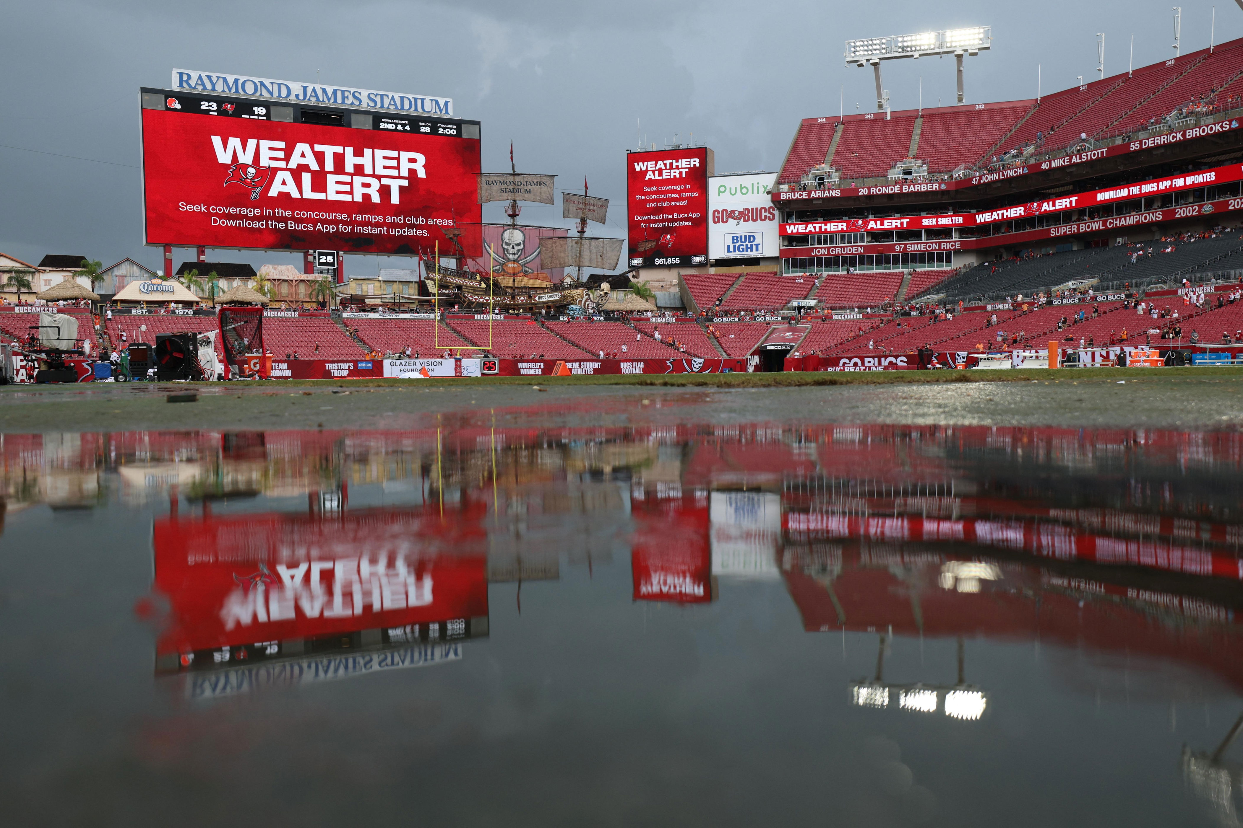 Browns vs Bucs set the NFL’s weather delay record, game restarts after ...
