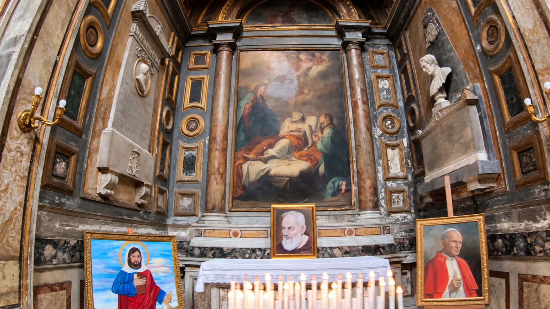 Seni religi di dalam gereja bersejarah di Roma (4K)