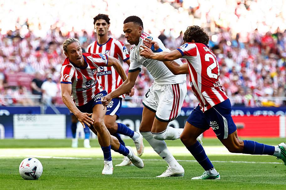 Kylian Mbappé (en el centro) estuvo rodeado durante todo el partido. | Antonio Villalba/Real Madrid/Getty Images