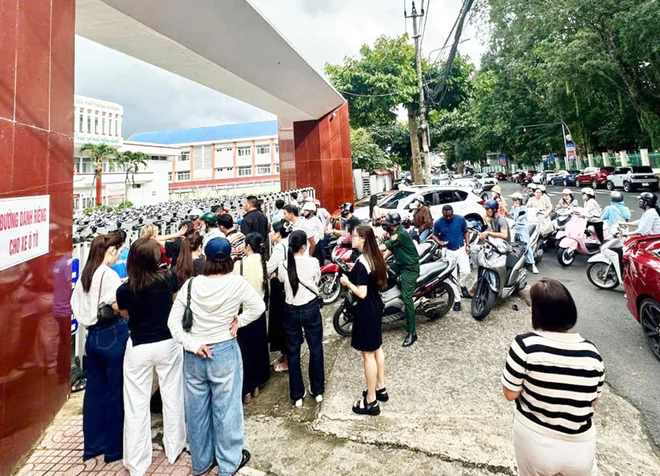 Vụ phụ huynh đi họp muộn, trường đóng cổng: Cha mẹ hãy là tấm gương sáng cho con soi mỗi ngày