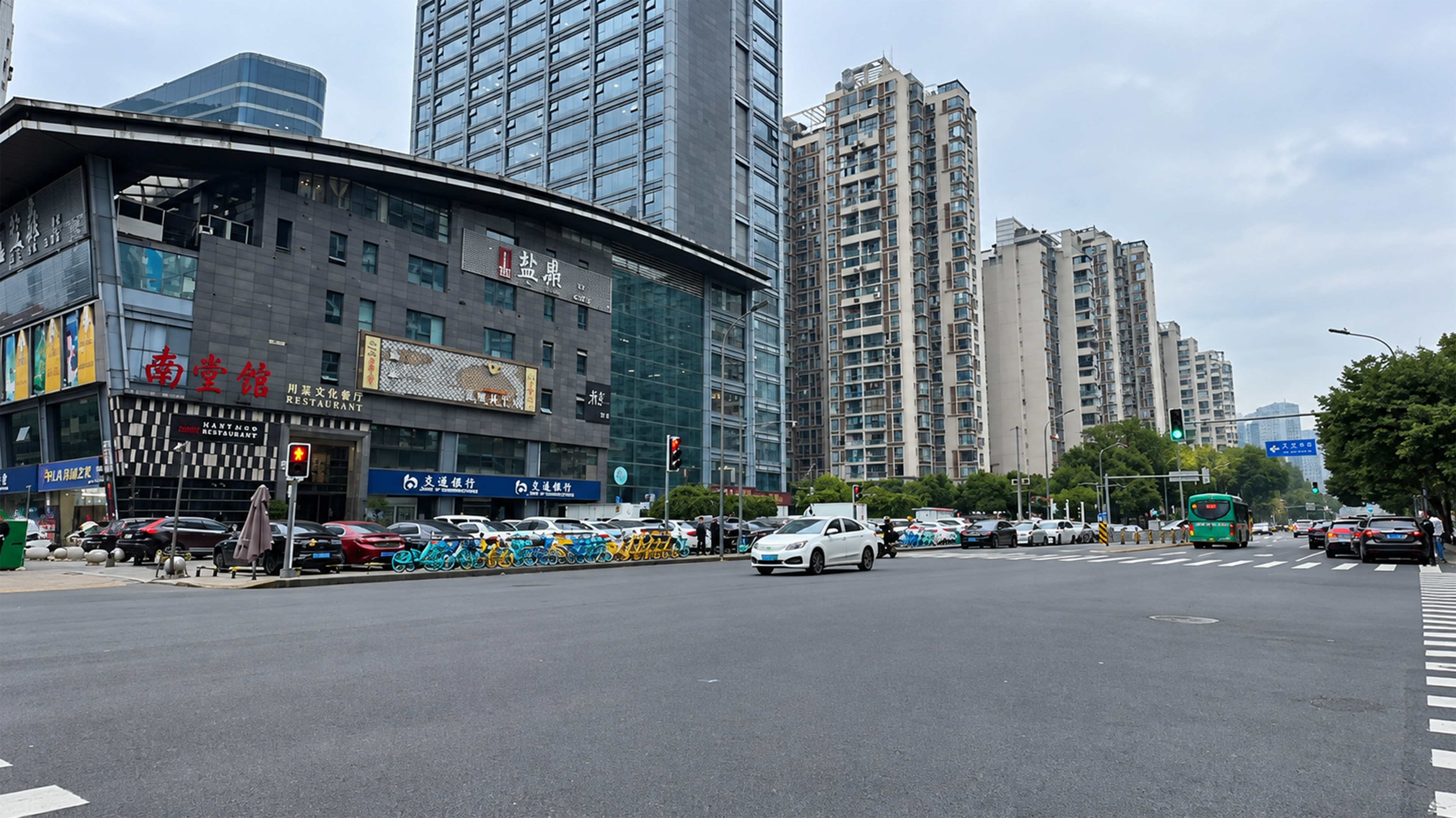 現代中國將本土商店與高聳的住宅大樓融為一體。