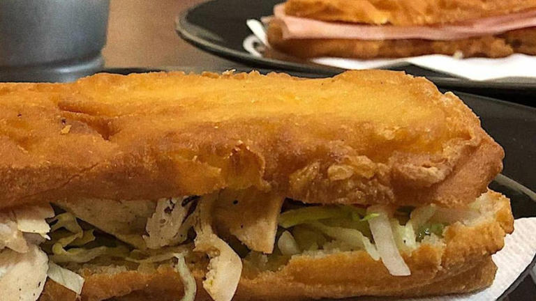  Los extraños bocadillos hechos con churros que se sirven en una cafetería de Málaga 