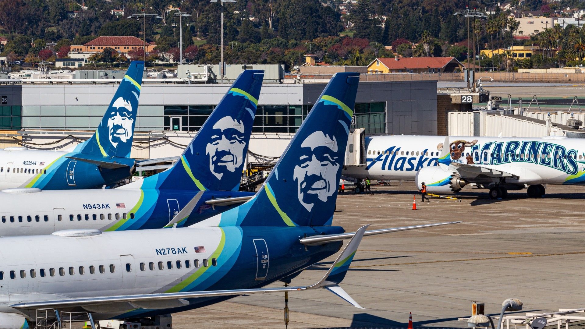 Alaska Airlines settles $500,000 lawsuit after refusing military leave ...