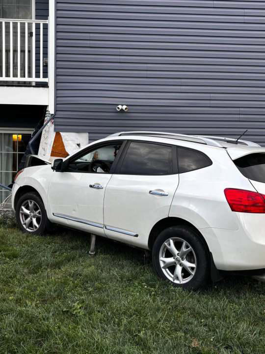 Vehicle crashes into Chambersburg apartment complex