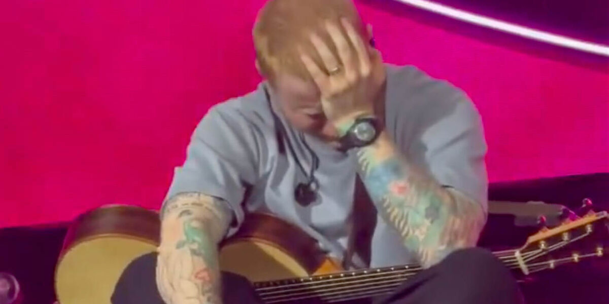 Ed Sheeran bryder grædende sammen på scenen: Alle har sviget mig