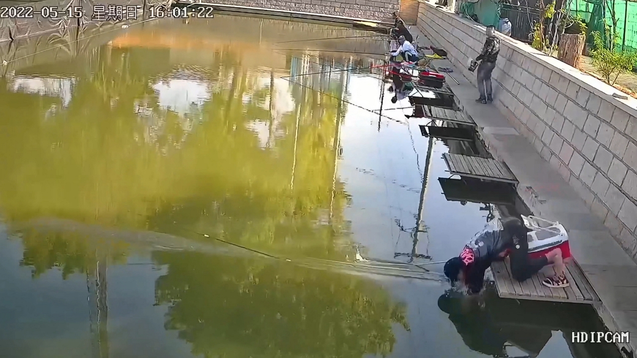 Fisherman loses balance and falls into water in Shandong