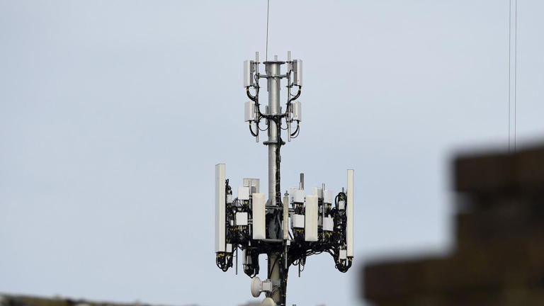 Report calls for triple-0 be nationalised after Optus outage