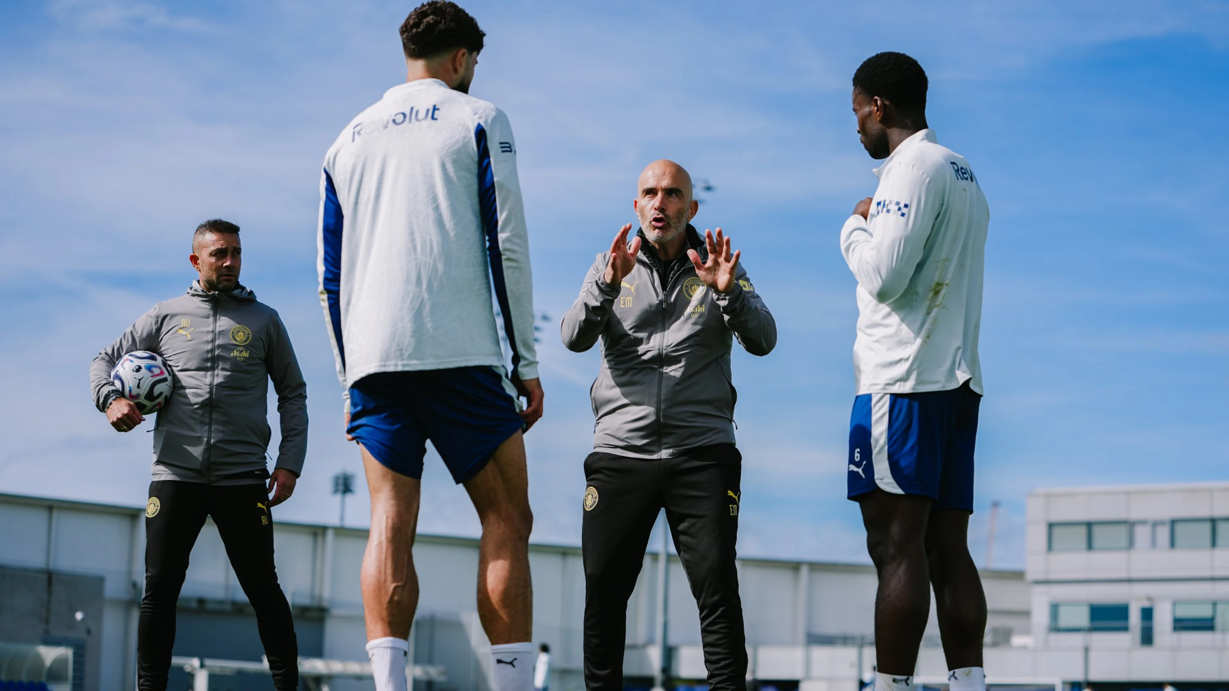 Vì sao HLV Maresca bật nhạc house trên sân tập Man City?