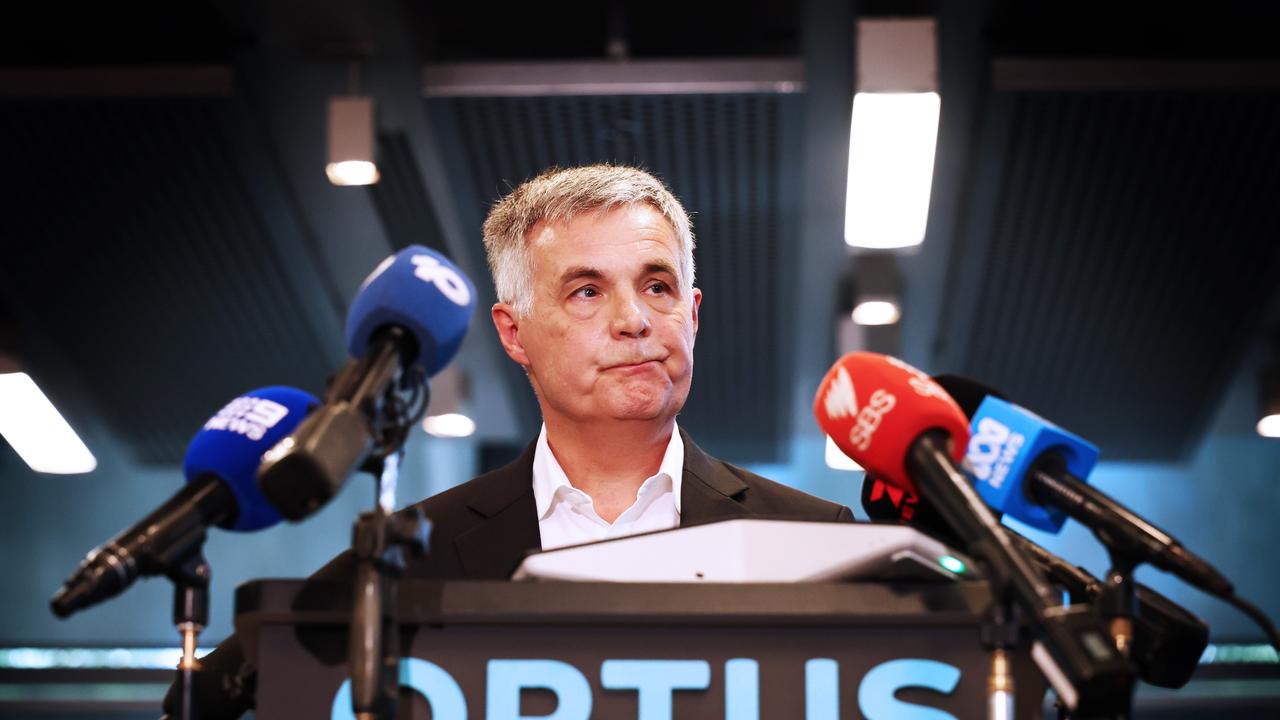 Report calls for triple-0 be nationalised after Optus outage