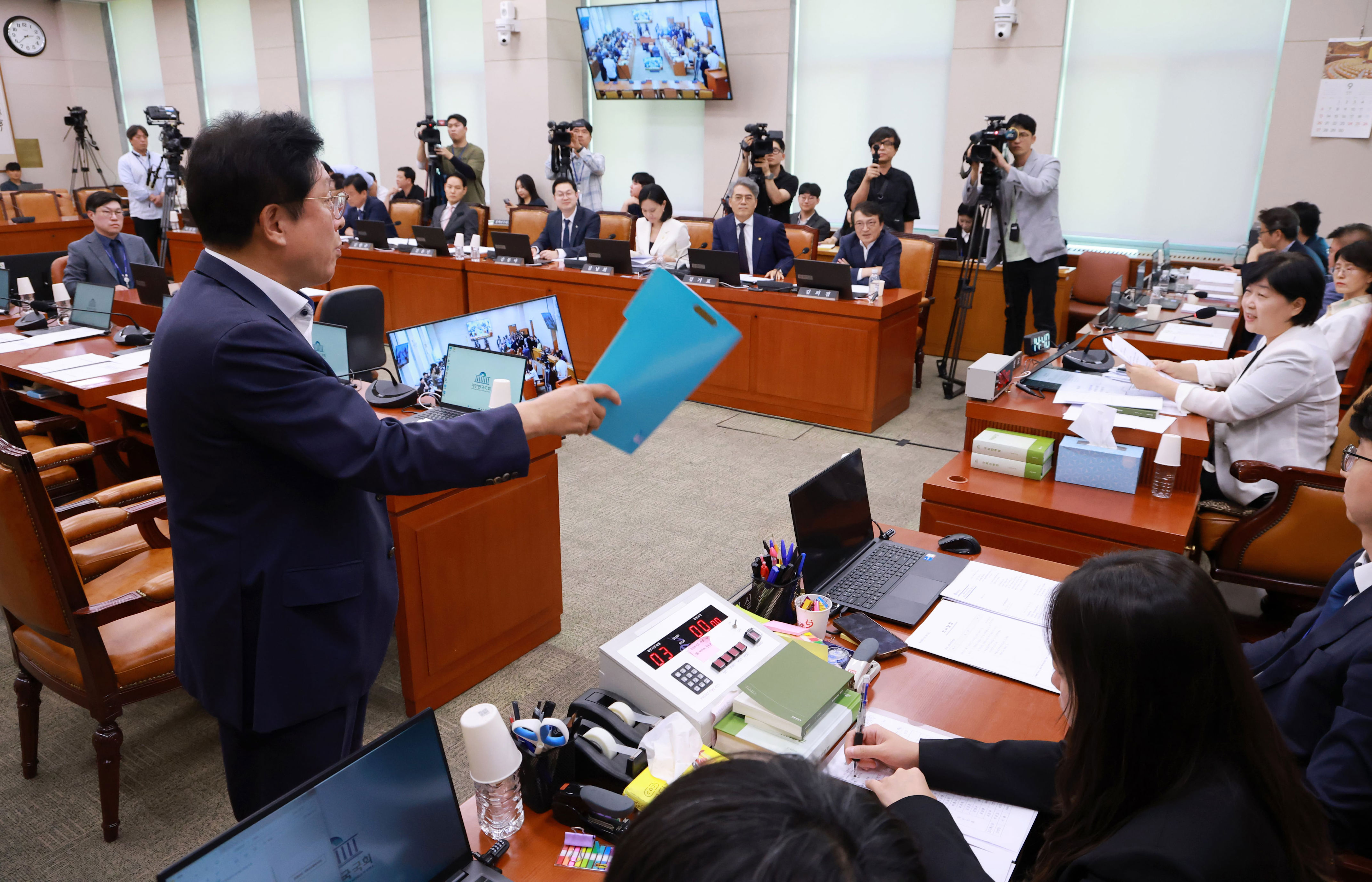 Legislation committee clashes over chief justice's witness status