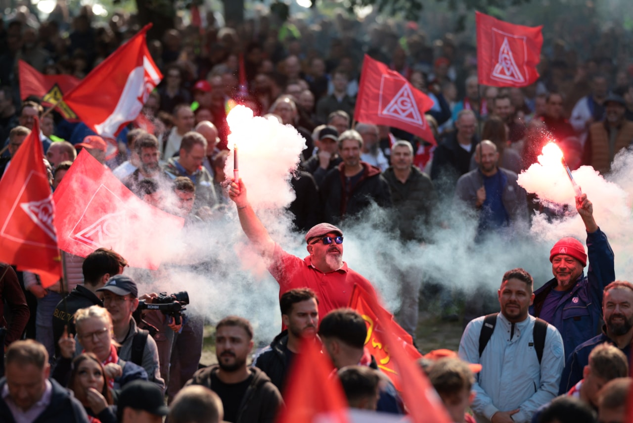 Auto industry workers protest in Germany against job cuts, industrial ...