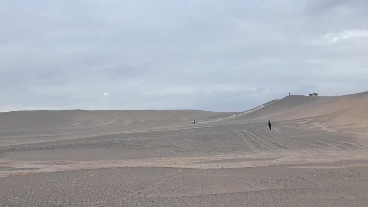 Motocross rider falls after losing balance on desert ramps in Xinjiang