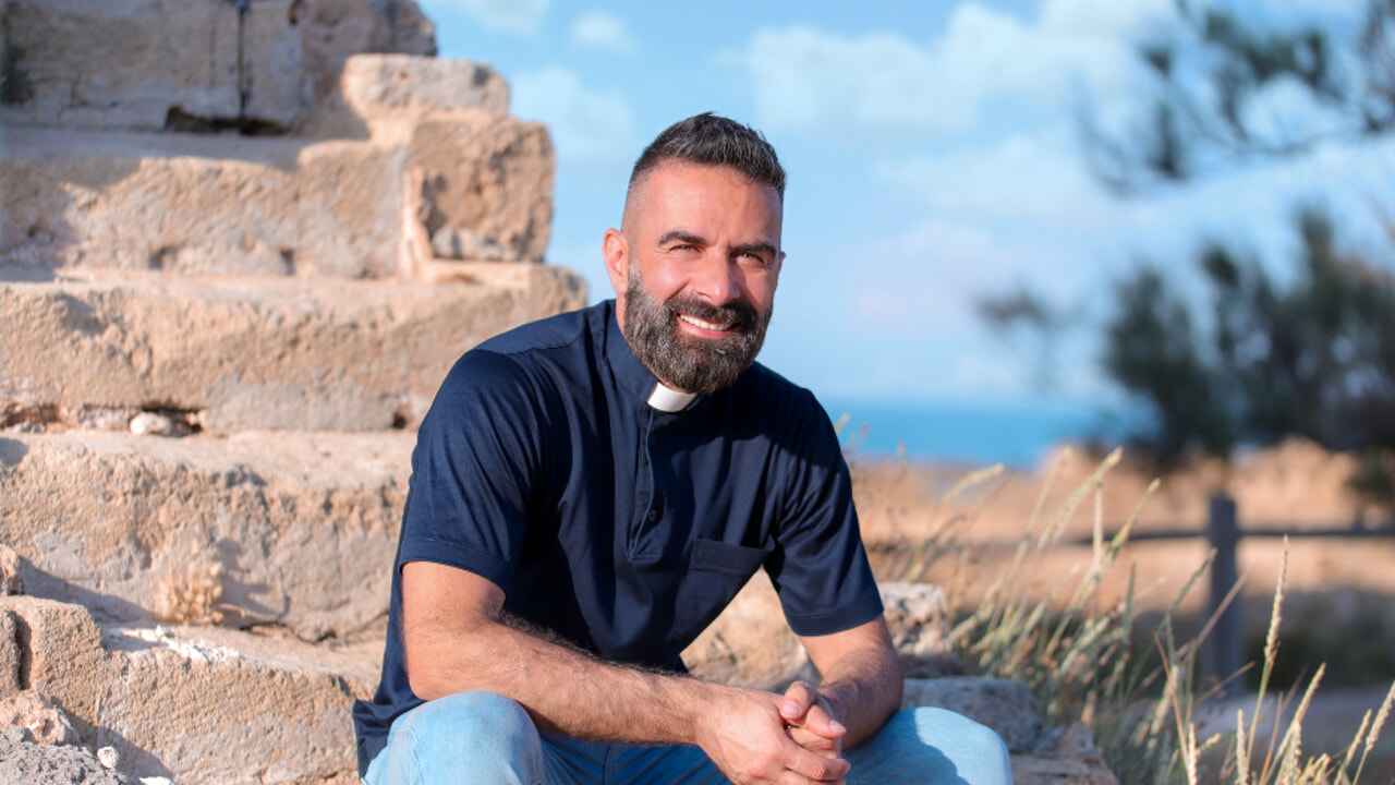 Chi è Don Cosimo Schena, il prete più seguito sui social: “Ero fidanzato e sognavo di diventare padre”