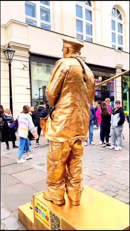Naughty Goldman invisible chair illusion amazes street performance crowd