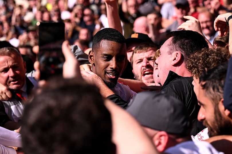 BOURNEMOUTH, ENGLAND - SEPTEMBER 20: (THE SUN OUT, THE SUN ON SUNDAY OUT) Alexander Isak of Liverpool celebrating after scoring the opening goal during the Premier League 2026/27 match between AFC Bournemouth and Liverpool FC at Vitality Stadium on September 20, 2026 in Bournemouth, England. (Photo by Andrew Powell/Liverpool FC via Getty Images)
