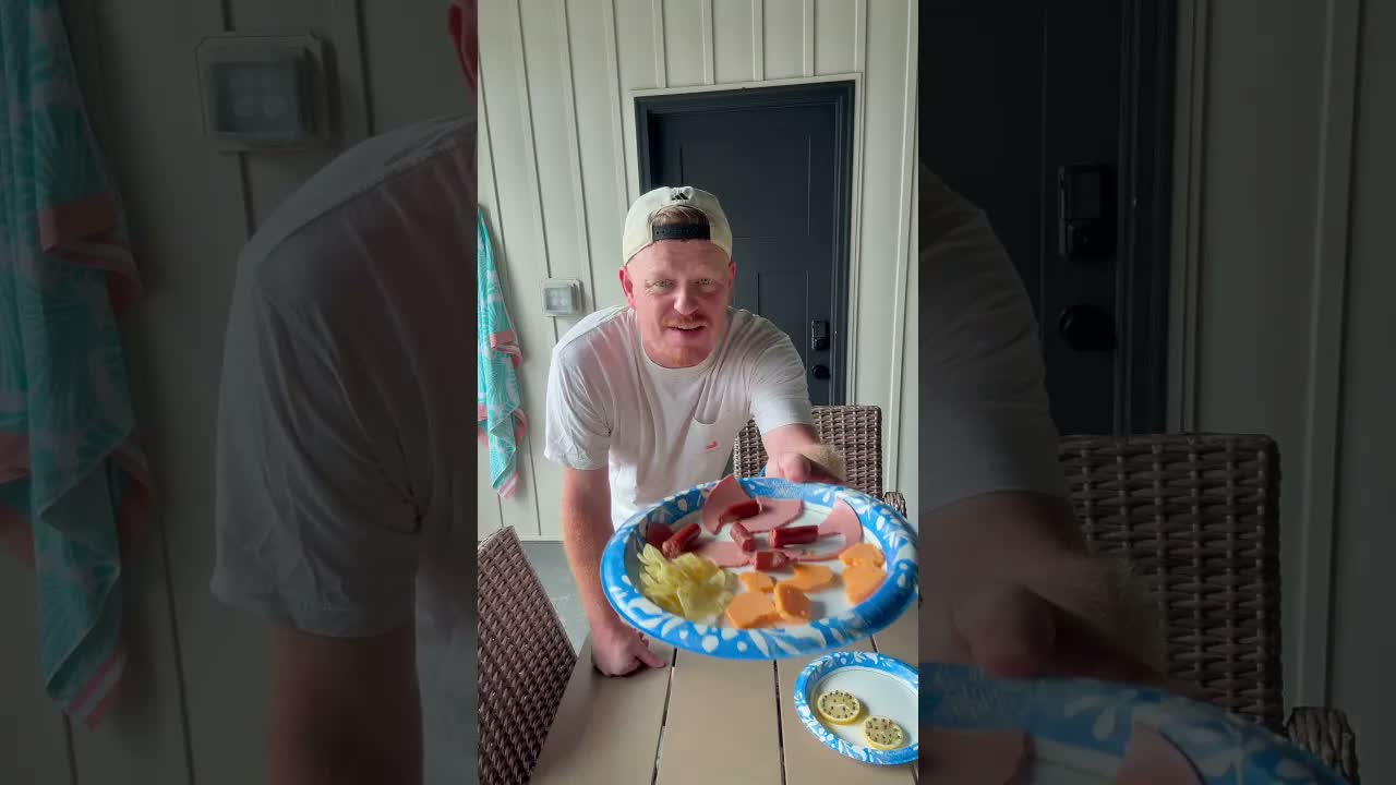 He tested the lemon fly hack—and a fly landed on the lemon