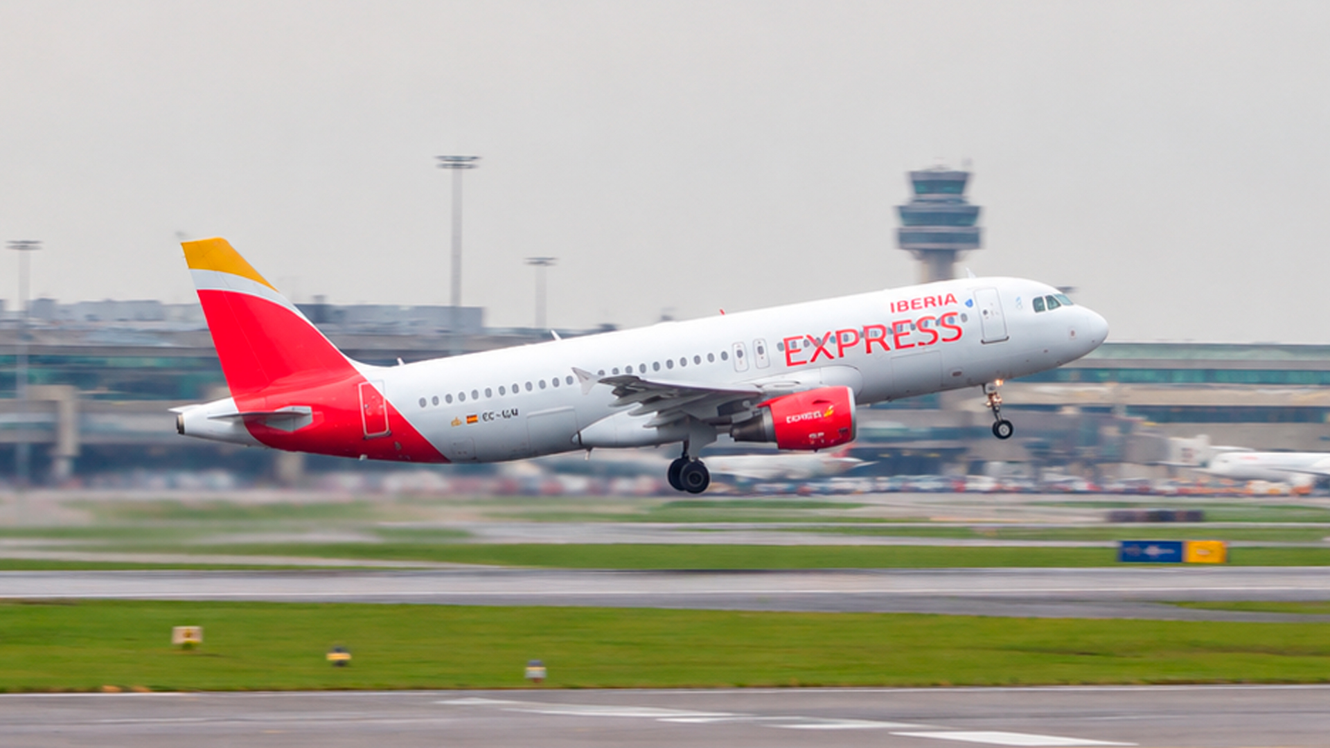 Sharp pull-up after takeoff caught on camera