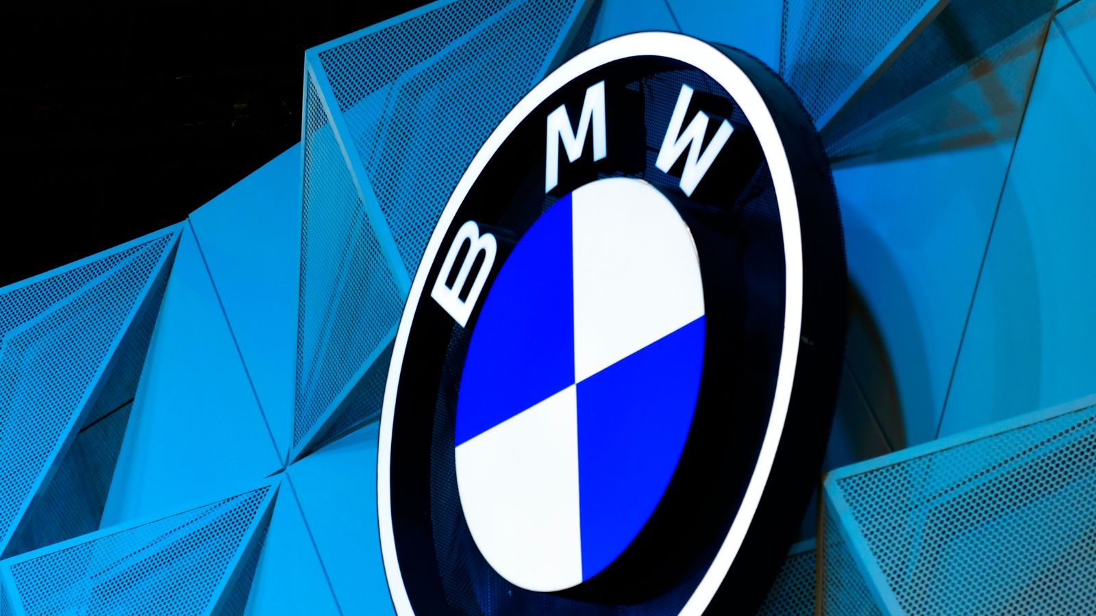 BMW tests next-generation wireless EV charging technology with Oak ...