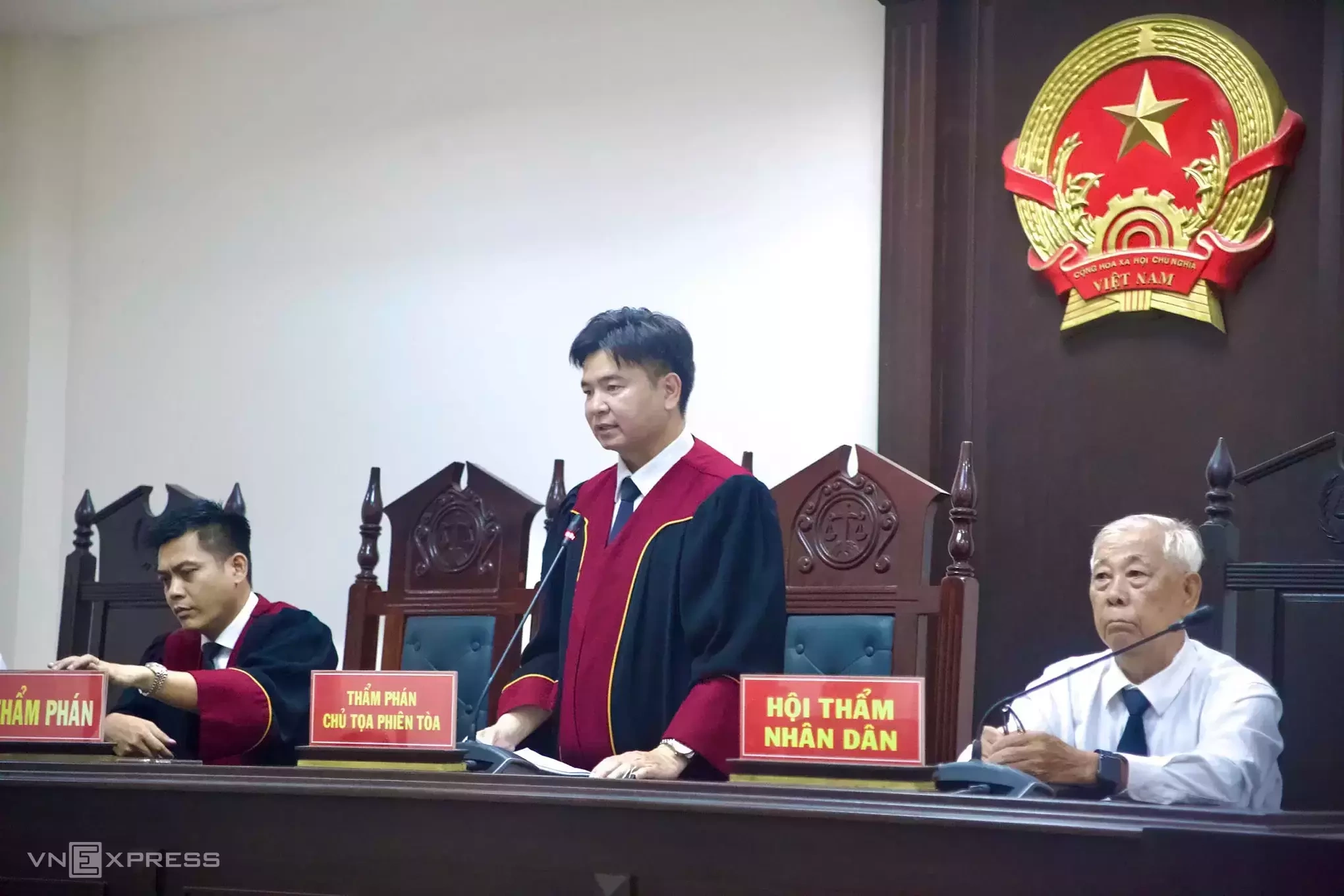 Tôi muốn làm hội thẩm nhân dân trong các phiên tòa, cần nộp đơn ở đâu?