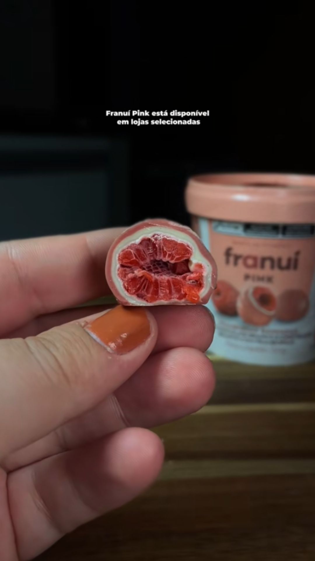 Experimentando a sobremesa de chocolate rosa Franui pela primeira vez