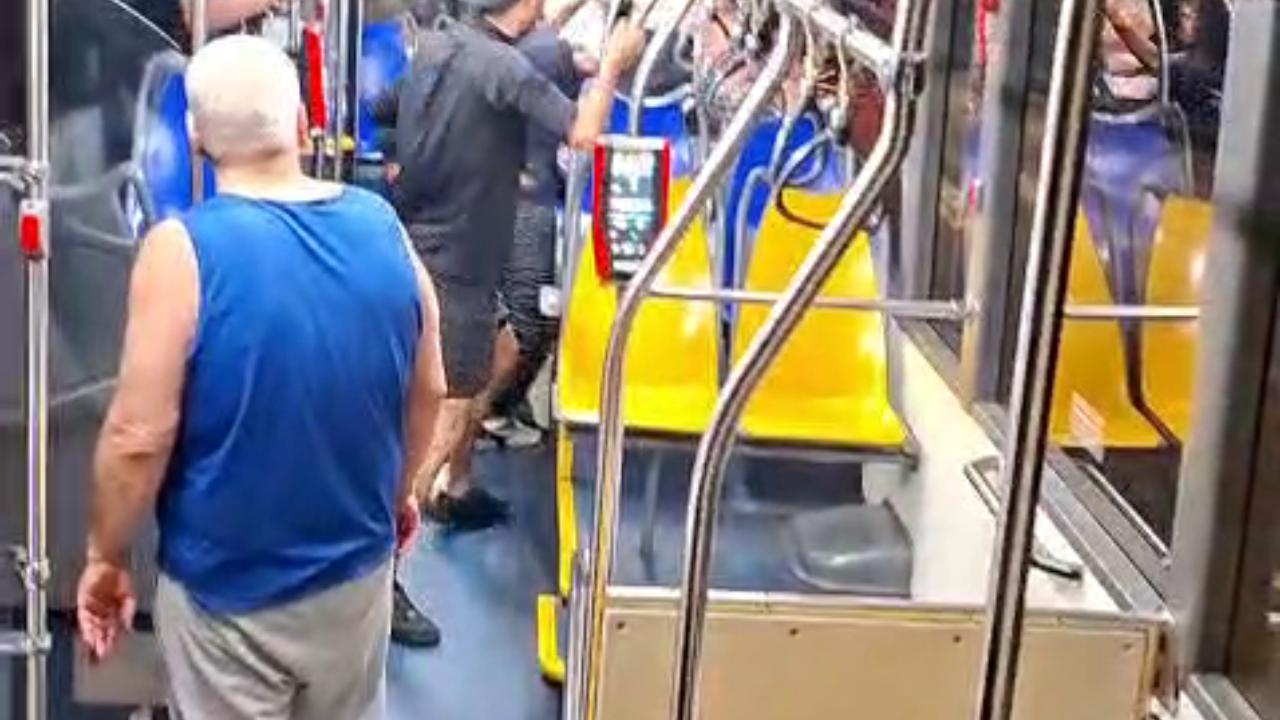 Ancora una rissa su un bus a Genova: due minori denunciati, vetri infranti