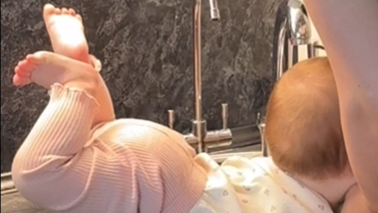 woman-reacts-instantly-to-save-baby-from-falling-in-sink