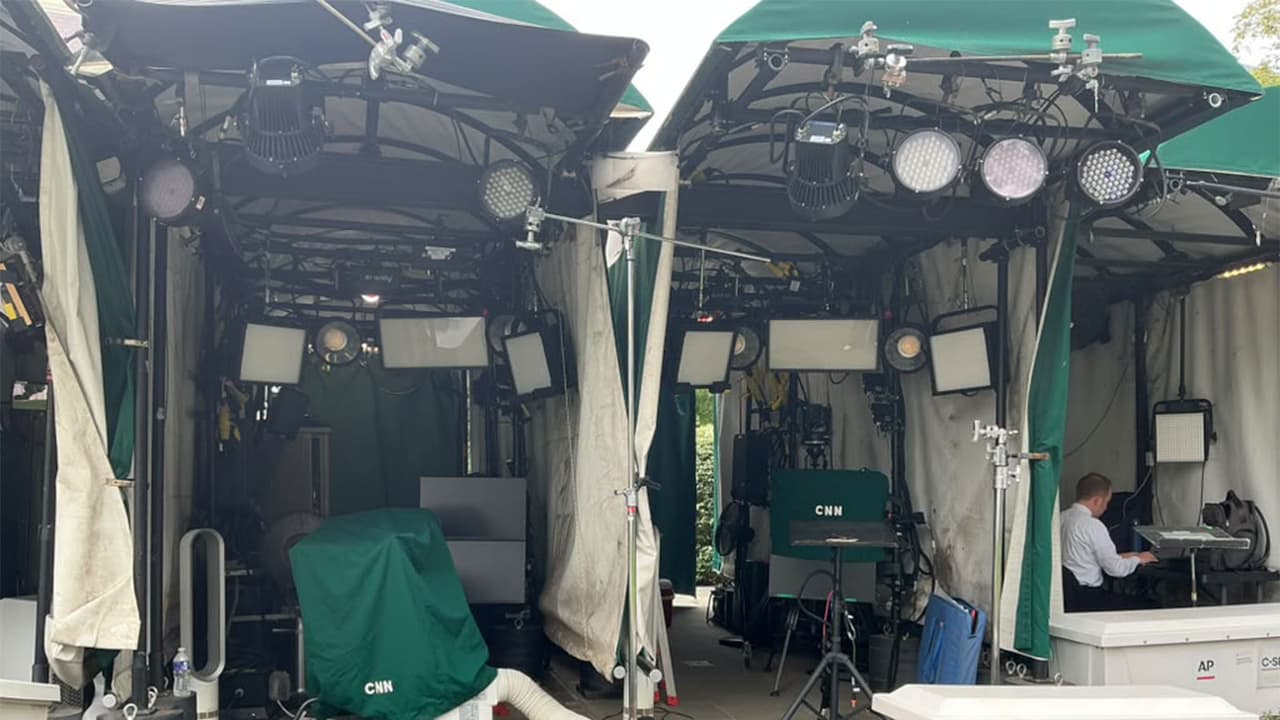 White House bars CNN, Politico; press pool standoff deepens