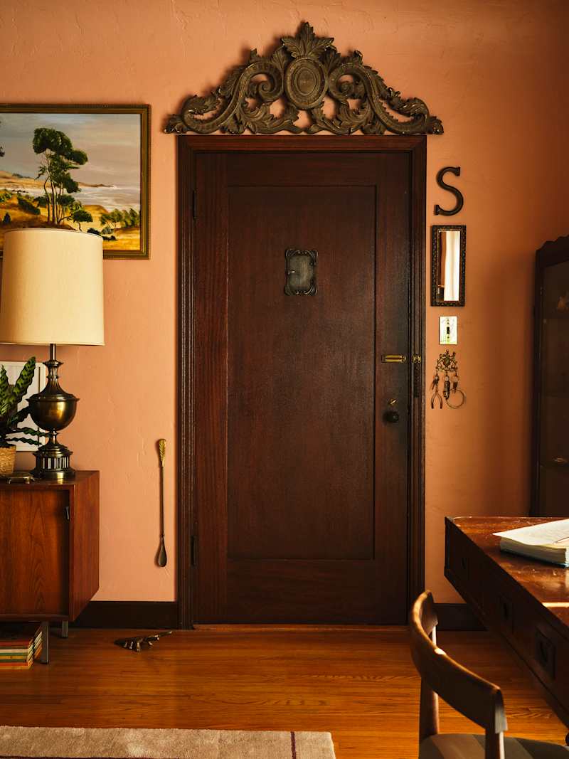 This stylist's 1930s rental is a master class in mixing vintage, color ...